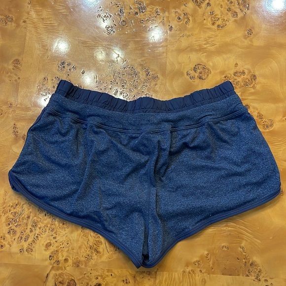 Lululemon lined short running shorts size 4 - Picture 2 of 5